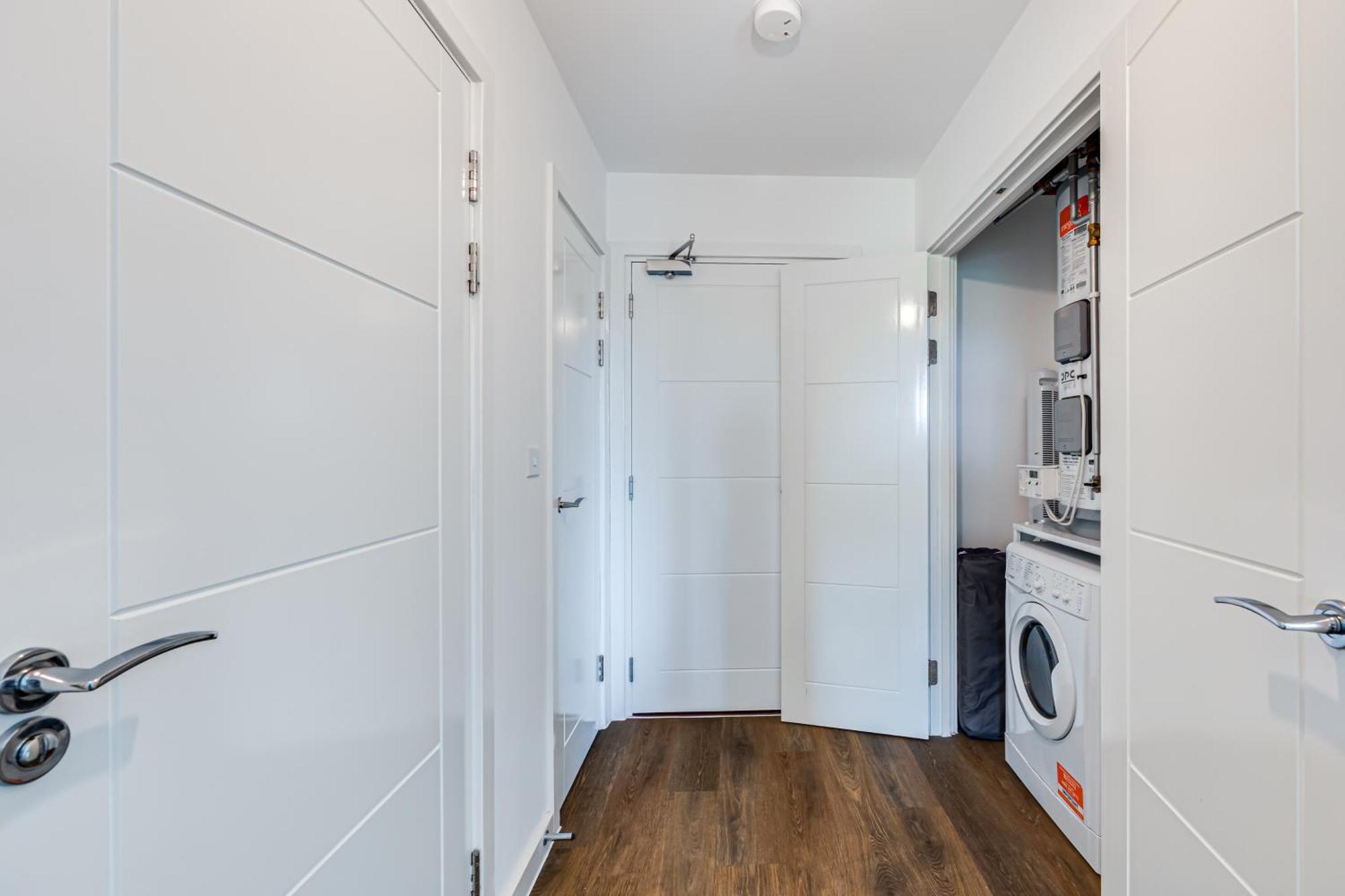 Penthouse Apartment - City Centre - Secure Parking, Balcony, Self-Check-In, Fast Wifi And Smart Tv With Netflix By Yoko Property Милтън Кейнс Екстериор снимка
