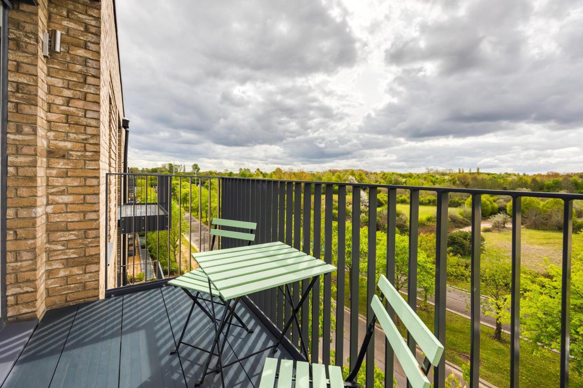Penthouse Apartment - City Centre - Secure Parking, Balcony, Self-Check-In, Fast Wifi And Smart Tv With Netflix By Yoko Property Милтън Кейнс Екстериор снимка
